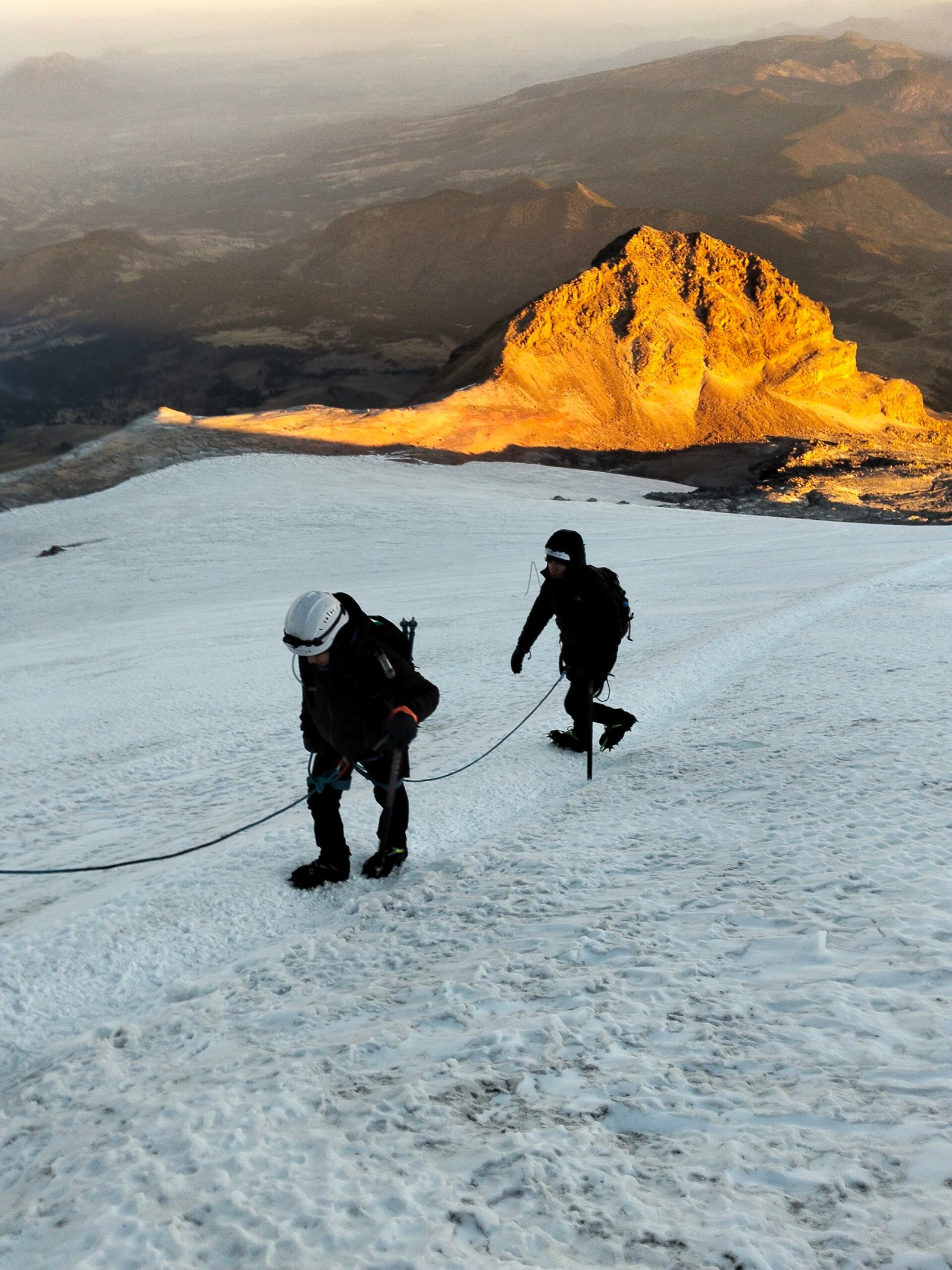 amanecer-montanistas-encordados-glaciar-volcan-mas-alto-mexico