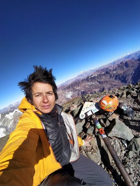 Lilo en cumbre del Plata 5960 msnm, con Aconcagua de fondo